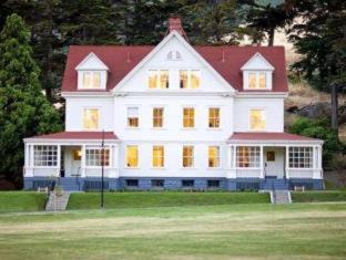 Sausalito Cabin | Elegant Cavallo Point: Pet-Friendly Retreat with Spa & Hot Tub