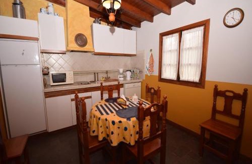 Montijos House | Discover Belvilla by OYO Casita Orotava with Pool Access