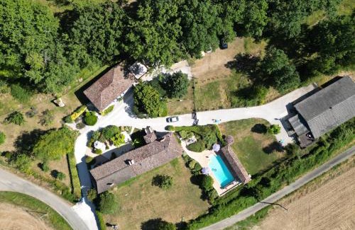 Valeilles Apartment | Discover Oceanfront Bliss at Cave Le Vieux Manoir