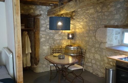 Valeilles Apartment | Discover Oceanfront Bliss at Cave Le Vieux Manoir