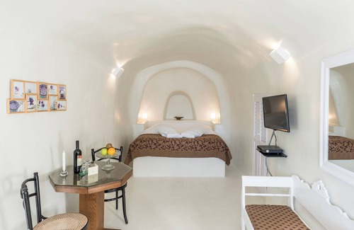 Kamari Hotel | Cave Nest Junior Suite with Caldera View *access via numerous steps