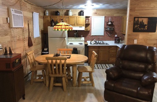 Wellington Cottage | Discover Red River Lake Retreat: Guest Rated 9.8/10 Stay