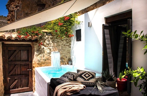 Jorquera Apartment | Discover the Unique Cave Suite THA with Spa & Breakfast