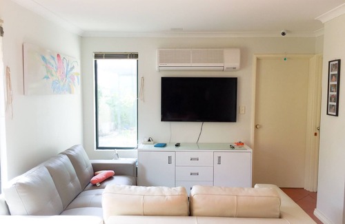 Beechboro House | Cozy Caversham B&B: Family-Friendly with Kitchen Amenities