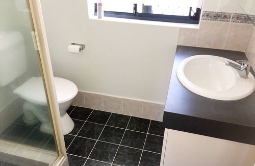Beechboro House | Cozy Caversham B&B: Family-Friendly with Kitchen Amenities
