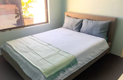 Beechboro House | Cozy Caversham B&B: Family-Friendly with Kitchen Amenities