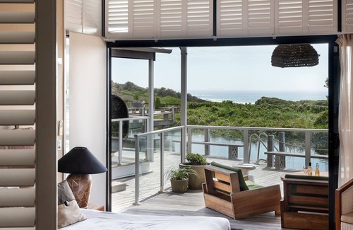 Caves Beach Hotel | Discover Caves Coastal Bar & Bungalows: Rated 9/10 with Ocean Views