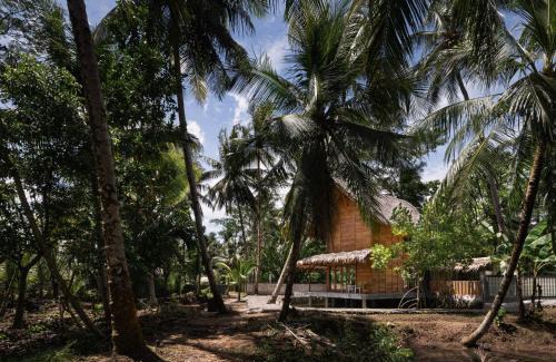 Batu Karas Villa | Charming Cay's House Batukaras: 4-Star Family-Friendly Retreat