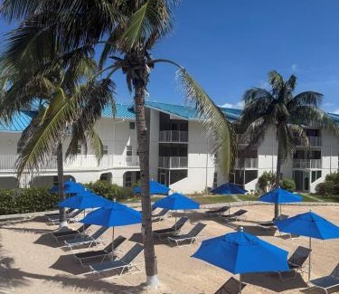 Seven Mile Beach Apartment | Cayman Reef Resort 7-Mile Beach