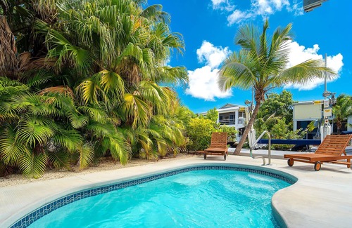 Breezeswept Beach Estates House | Cayman Retreat: Cozy pool home