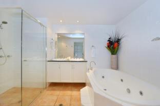 Port Douglas Resort | Inviting Cayman Villas Port Douglas with Pool & Hot Tub