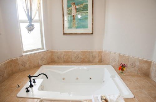 Cayucos Hotel | Experience Cayucos Sunset Inn: 4-Star Stay with Spa & Hot Tub