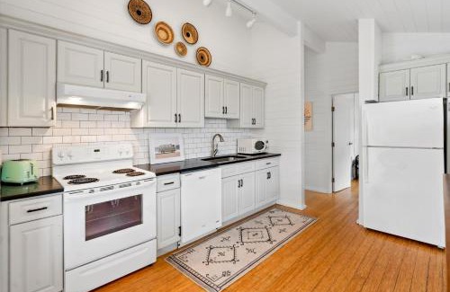 Ocean Bay Park House | Bright and Inviting Cayuga Street Sunshine Retreat