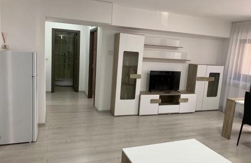 Ramnicu Valcea Apartment | Modern Central Accommodation with Family-Friendly Amenities