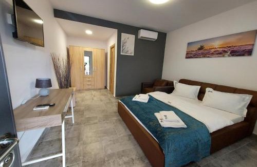 Seica Mare House | Budget-Friendly Stay at Cazare D&G with Hot Tub & Breakfast