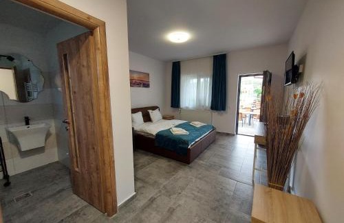 Seica Mare House | Budget-Friendly Stay at Cazare D&G with Hot Tub & Breakfast