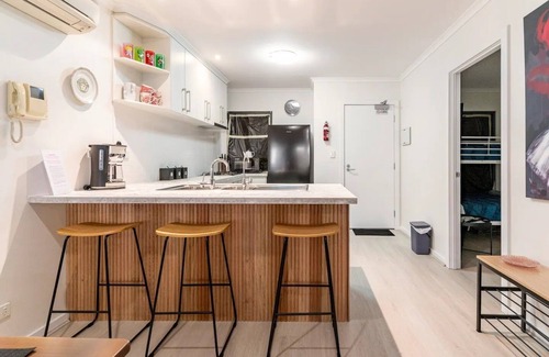 Adelaide Central Business District Apartment | Exceptional CBD 2-Bedroom Suite with Free Parking & WiFi