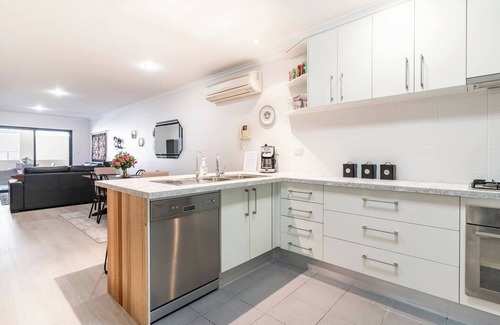 Adelaide Central Business District Apartment | Exceptional CBD 2-Bedroom Suite with Free Parking & WiFi