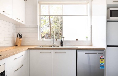 Launceston CBD Apartment | Ideal CBD Apartment by the Park: Free WiFi & Parking