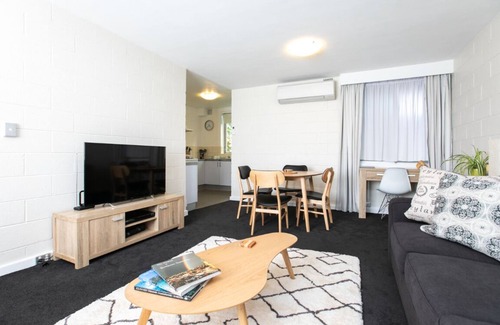 Launceston CBD Apartment | Ideal CBD Apartment by the Park: Free WiFi & Parking