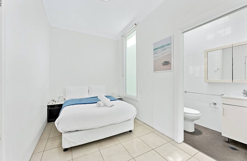 Pyrmont House | Cozy Retreat Steps from Darling Harbour and Fish Market