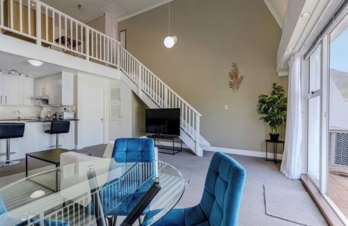 Bo'Kaap Apartment | CBD Loft | Mountain View, Balcony, Aircon, Parking