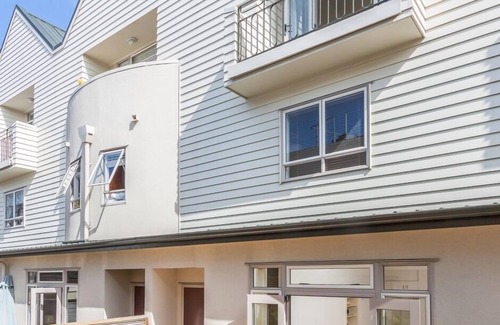 Newton House | Stylish CBD 3-Storey Terrace House with Courtyard Oasis