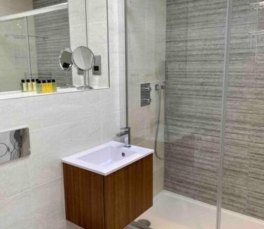 City Centre Apartment | Modern 2 Bed Apartment in Prime Location - Guest Rated 9.5