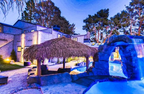 Spring Valley House | Relaxing 9BD/8BA Villa with Spa Near Vegas Strip