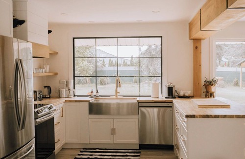 Picton House | Relax at CC’s Cottage: Indoor Pool Near Sandbanks