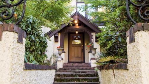 Broadway Bed & Breakfast | Pet-Friendly Cecil Bacon Manor with Excellent 9.2 Rating