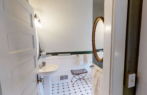 Broadway Bed & Breakfast | Cecil Bacon Manor: Family-Friendly Stay with Breakfast Included