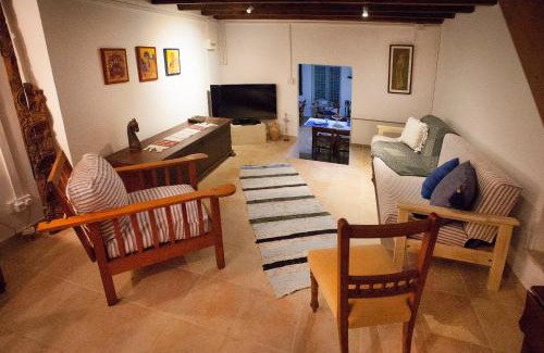 Vasa Koilaniou House | Experience Oceanfront Bliss at Cecilias Courtyard