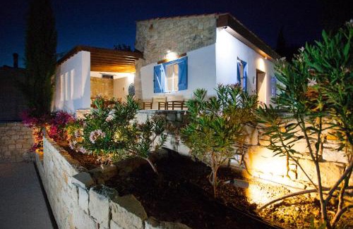 Vasa Koilaniou House | Experience Oceanfront Bliss at Cecilias Courtyard