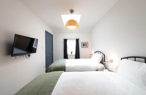 Filton Apartment | Family-Friendly Cedar Apartments: Great Reviews Await You!