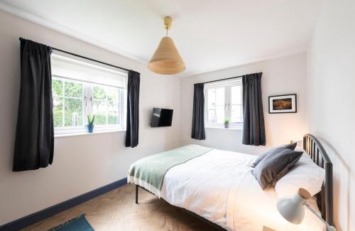 Filton Apartment | Family-Friendly Cedar Apartments: Great Reviews Await You!