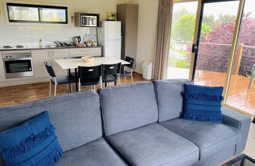 Merrijig Apartment | Discover Cedar Apartments - Family-Friendly Retreat in Merrijig