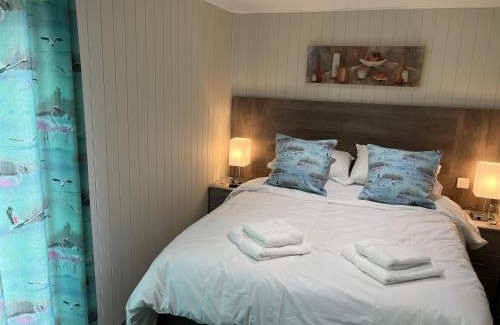 Storwood House | Pet-Friendly Cedar Boutique Lodge with Spa and Fishing Fun