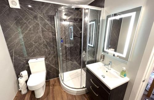 Storwood House | Pet-Friendly Cedar Boutique Lodge with Spa and Fishing Fun