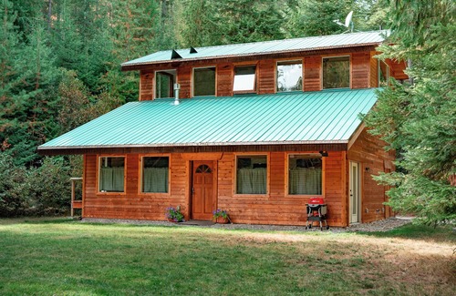 Blanchard Cabin | Cozy Cedar Cabin Retreat near Silverwood with Breakfast