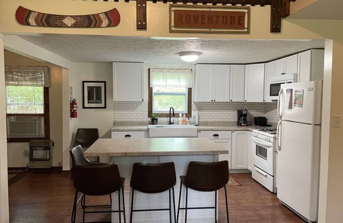 Put-in-Bay Cabin | Cozy Cabin Steps From Lakefront Park - Rated 10/10!