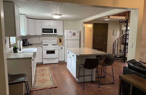 Put-in-Bay Cabin | Cozy Cabin Steps From Lakefront Park - Rated 10/10!
