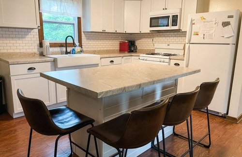 Put-in-Bay Cabin | Cozy Cabin Steps From Lakefront Park - Rated 10/10!