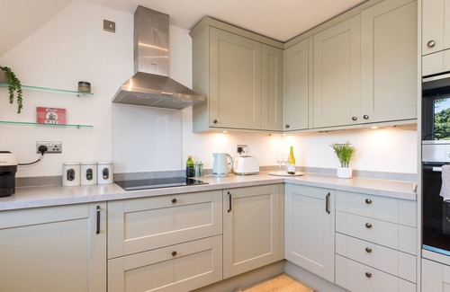 Horsham Apartment | Cedar - Cosy 2 Bed Apartment Close to Town