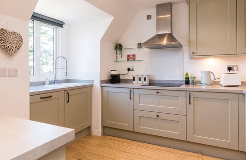 Horsham Apartment | Cedar - Cosy 2 Bed Apartment Close to Town