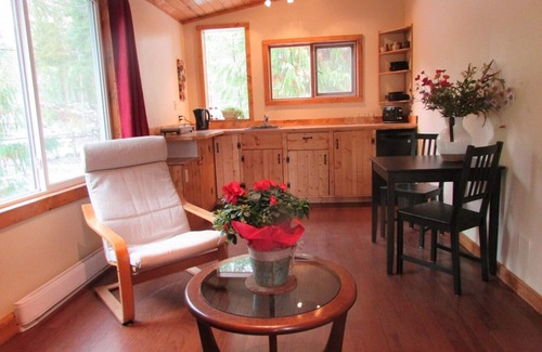 Kaslo Cottage | Cozy Cedar Cottage: Oceanfront Retreat with Spa & Views