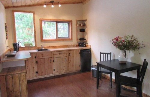Kaslo Cottage | Cozy Cedar Cottage: Oceanfront Retreat with Spa & Views