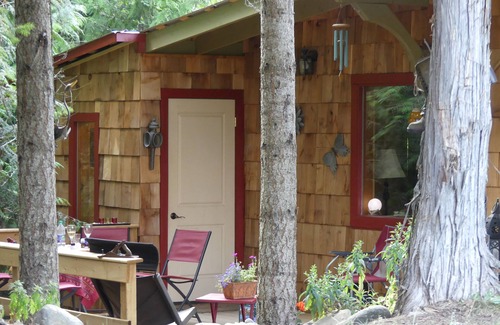 Kaslo Cottage | Cozy Cedar Cottage: Oceanfront Retreat with Spa & Views