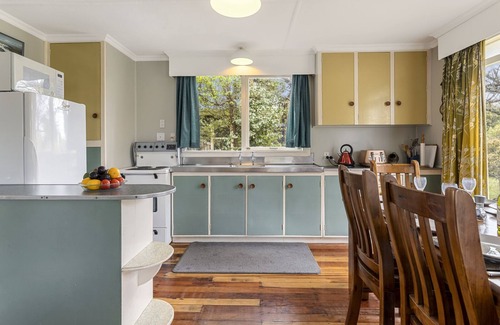 Te Rangiita Cottage | Family-Friendly Cedar Cottage in Tauranga Taupo