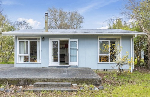 Te Rangiita Cottage | Family-Friendly Cedar Cottage in Tauranga Taupo